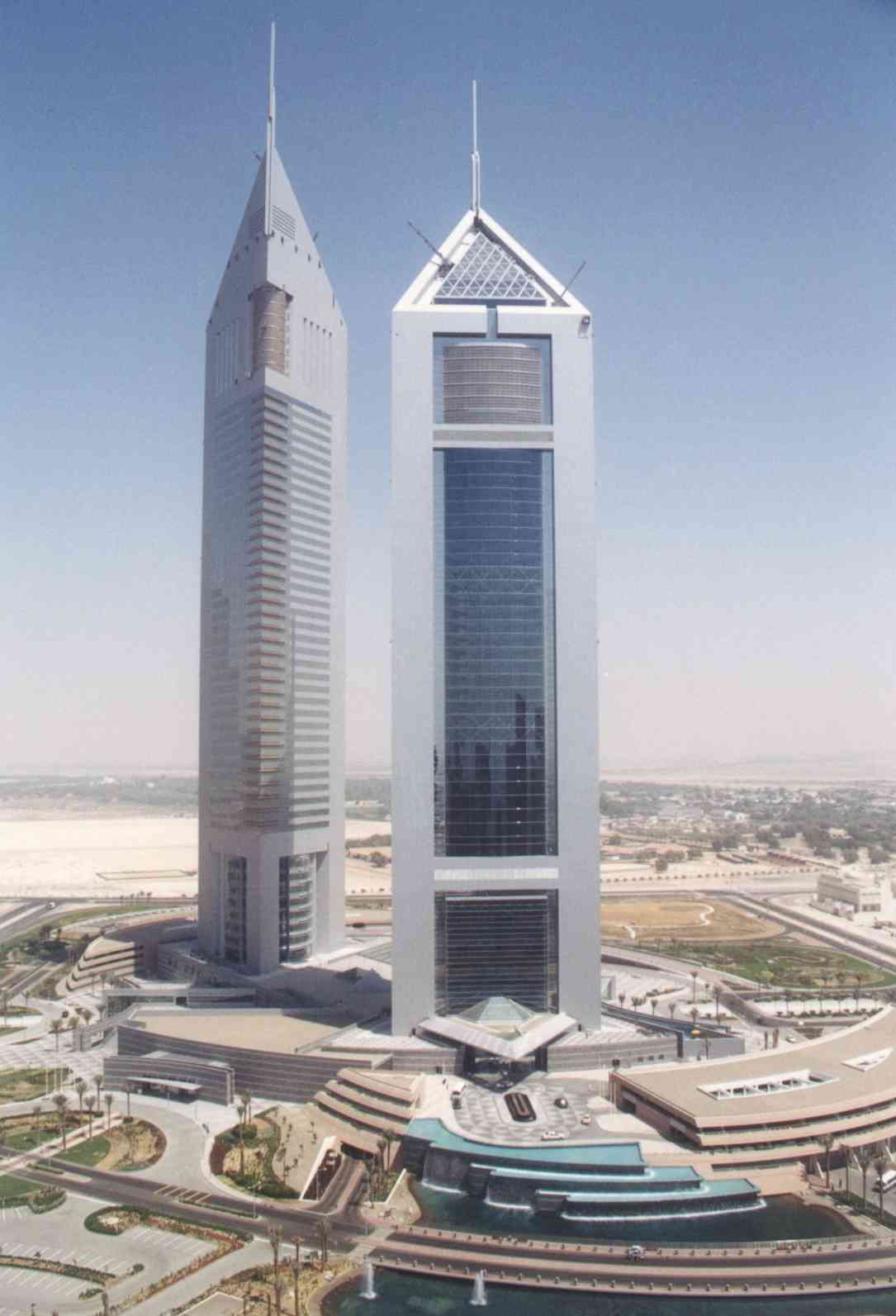 Emirates towers dubai. Башня Джумейра Дубай. Эмирейтс Тауэрс Дубай. Башни-Близнецы Emirates Park Towers. Дубай небоскребы Эмирейтс.